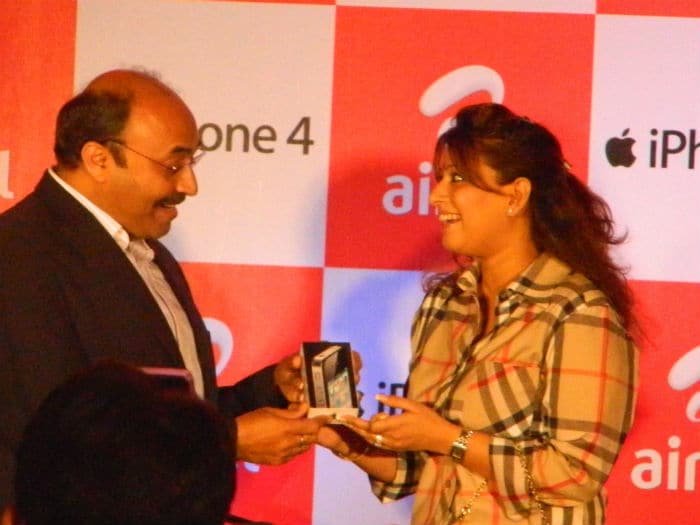 Shweta Singh gets her hands on a white phone. Shweta is Airtel's first iPhone 4 customer in Delhi. An ardent Apple fan, the phone's been a long time coming to her and she also intends to get herself an iPad 2 now.