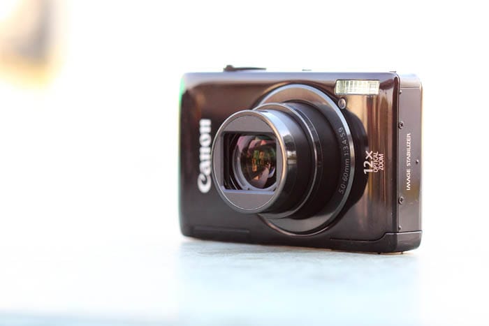 Even while zoomed in at 12x, the lens doesn't extend much.
