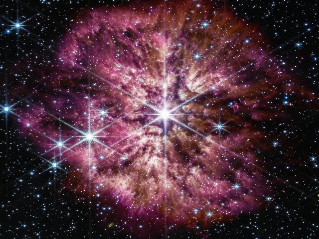 Photo : सूर्य से 30 गुना बड़ा तारा तोड़ रहा ‘दम'! मौत से पहले ऐसी हो गई हालत, जेम्स वेब टेलिस्‍कोप ने ली तस्‍वीर