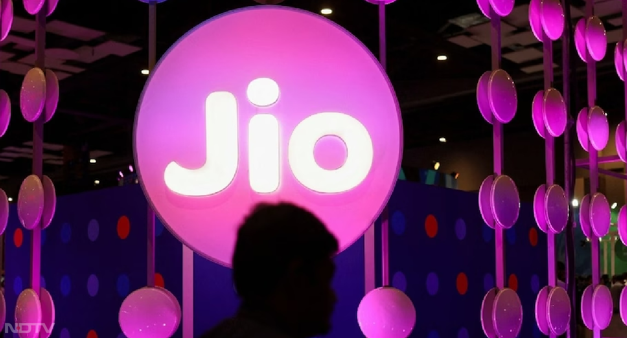 इस लॉन्च पर जियो के प्रवक्ता ने कहा कि देश भर में लाखों यूजर्स जियो ट्रू 5G का इस्तेमाल करने लगे हैं। हमें विश्वास है कि हमारे नेटवर्क की ताकत ग्राहकों के जीवन को बेहतर बनाएगी। जियो अपनी ट्रू 5G का तेजी से विस्तार कर रहा है। देश के अधिकांश हिस्से को हम कवर कर चुके हैं, जोकि हमारे लिए बेहद गर्व की बात है। डिजिटाइजेशन के हमारे प्रयासों को समर्थन देने के लिए हम राज्य सरकारों और प्रशासकों के आभारी हैं।