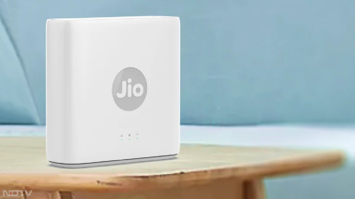 JioAirFiber की सर्विस दिल्ली, मुंबई, हैदराबाद, कोलकाता, अहमदाबाद, बेंगलूरू, चेन्नई और पुणे में लाइव कर दी गई है। यह एक इंटीग्रेटिड एंड-टू-एंड सॉल्यूशन है, जो होम एंटरटेनमेंट, स्मार्ट होम सर्विस और हाई-स्पीड ब्रॉडबैंड जैसी सर्विस मुहैया कराएगा।