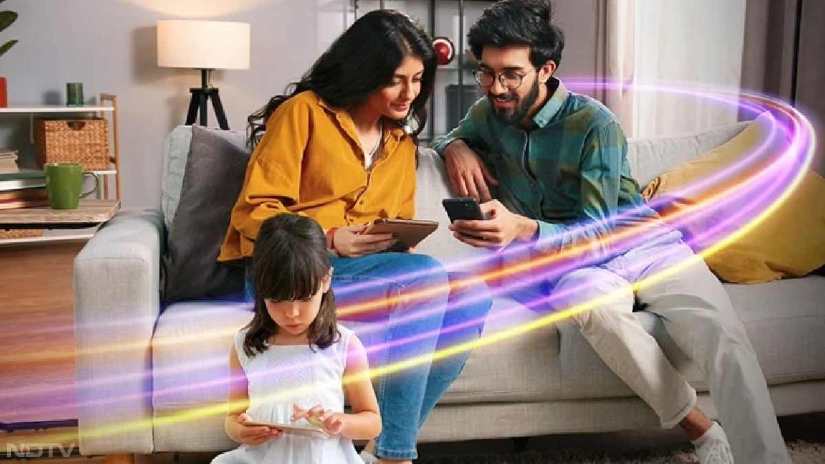 JioAirFiber में प्लान्स को दो कैटेगरी में बांटा गया है। पहला AirFiber है, जिसमें धीमी स्पीड वाले प्लान्स हैं और दूसरा AirFiber Max है, जिसमें हाई-स्पीड प्लान्स हैं। Jio AirFiber में पहला प्लान 599 रुपये (GST अलग से) का है, जिसमें 30Mbps की स्पीड मिलेगी 14 OTT ऐप्स के फ्री एक्सेस के साथ 550 से ज्यादा डिजिटल चैनल्स का एक्सेस मिलेगा। वहीं, अन्य दो प्लान 899 रुपये (GST अलग से) और 1,199 रुपये (GST अलग से) के हैं, जिनमें 100Mbps की स्पीड और 550 से ज्यादा डिजिटल चैनल्स का एक्सेस मिलेगा। दोनों में 14 OTT ऐप्स का फ्री एक्सेस मिलेगा, लेकिन अधिक महंगे प्लान में Netflix, Amazon Prime और JioCinema Premium का एक्सेस भी मिलेगा।