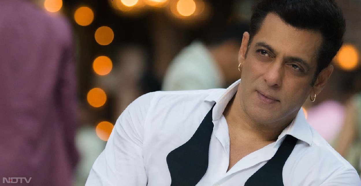 बताया जा रहा है कि सलमान की फ&zwj;िल्&zwj;म के टिकटों की एडवांस बुकिंग भारत में भी शुरू हो गई है। koimoi की रिपोर्ट के अनुसार, रविवार शाम ही लिमिटेड जगहों के लिए फ&zwj;िल्&zwj;म के टिकटों की एडवांस बुकिंग शुरू हो गई थी। इनमें मुंबई का प्रतिष्ठित सिंगल-स्क्रीन थिएटर गेयटी भी शामिल है। बताया जा रहा है कि फ&zwj;िल्&zwj;म के टिकट तेजी से बुक कराए जा रहे हैं। गैजेट्स 360 हिंदी ने पेटीएम ने टिकट बुकिंग का स्&zwj;टेटस चेक किया। हमने देखा कि 21 से 23 अप्रैल तक के एडवांस टिकट बुक कराए जा सकते हैं।