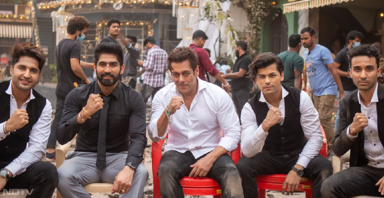 फ&zwj;िल्&zwj;म के निर्देशक हैं फहद सामजी। मुख्&zwj;य भूमिका में भाईजान यानी सलमान नजर आएंगे। उनके अलावा, पूजा हेगड़े, जगपति बाबू, भूमिका चावला, विजेंदर सिंह, राघव जुयाल, सिद्धार्थ निगम, जस्सी गिल, शहनाज गिल और विनाली भटनागर इस फ&zwj;िल्&zwj;म में मुख्&zwj;य भूमिका निभा रहे हैं। ट्रेलर से पता चलता है कि फिल्म की हीरोइन की जिंदगी में एक विलेन (जगपति बाबू) है और अपनी हीरोइन और उसके परिवार को बचाने की जिम्मेदारी सलमान खान के कंधे पर आ जाती है।