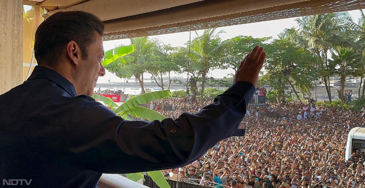 सलमान की फ‍िल्‍म की हालत ये है कि फ‍िल्‍म अपने सेकंड वीकेंड में 10 करोड़ रुपये भी नहीं कमा सकी। शनिवार को फ‍िल्‍म ने भारतीय बॉक्‍स ऑफि‍स पर 3.3 करोड़ रुपये कमाए, जबकि रविवार को 4.48 करोड़ रुपये का अनुमान है। इसकी तुलना पिछले वीकेंड से की जाए, तो पहले शनिवार को ही फ‍िल्‍म ने 25 करोड़ रुपये बटोर लिए थे। तस्‍वीरें, @BeingSalmanKhan व अन्‍य से।