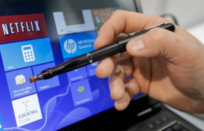 The pen emits an infrared beam out of its tip. The receiver attachment sends the pen's signals to the computer, which interprets its precise location. The pen runs on a watch battery, which should last about 500 hours and is replaceable.