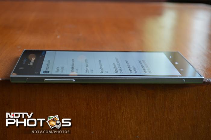 The volume rocker key is located at the left side of the phone.