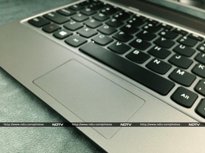 The keyboard and trackpad are rather small, but all important functions are available.
