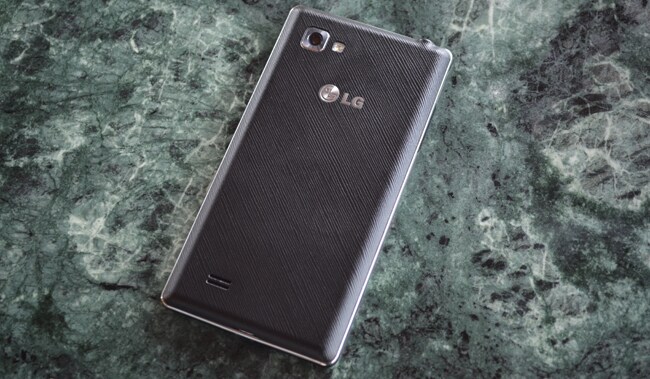 It features a black textured and removable plastic back cover, which makes this huge device quite easier to hold.
