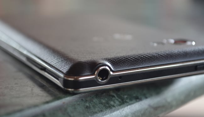 The top of the smartphone also houses a secondary mic along with power button and 3.5mm headset jack.