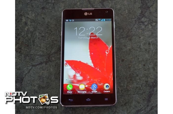 The phone has a 4.7-inch display screen with a resolution of 1280x768 pixels.