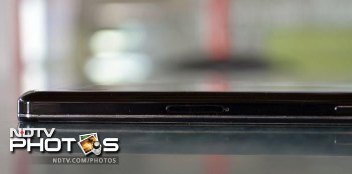 The SIM card tray is also located on the left side along with a pin-hole to eject it.