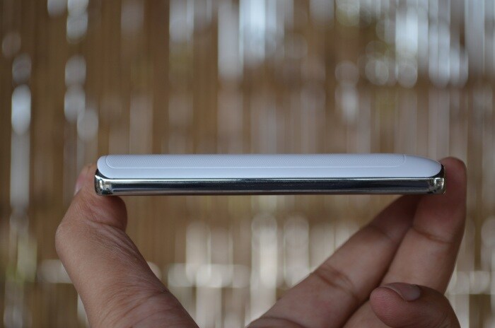 For entertainment needs, LG Optimus L3 Dual comes with FM Radio, and support for variety of apps from Google Play store.