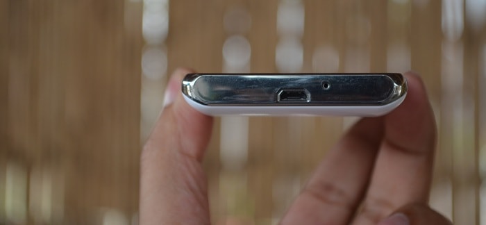 L3 dual features a Micro-USB port, which works for both data transfer and charging.