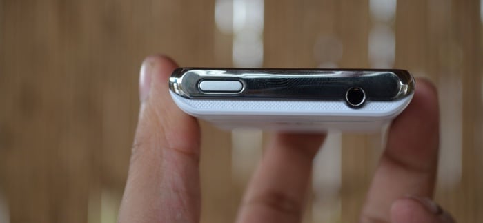 L3 dual comes with 3.5mm audio jack on the top.