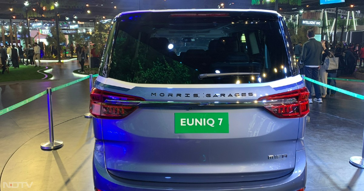 Euniq 7 एक फुल-साइज़ MPV है, जो 7 सीटर सेटअप के साथ आती है। इस सेटअप में बीच में दो बड़ी आरामदायक सीट्स हैं और सबसे आखिरी रॉ में तीन लोगों के बैठने की जगह है। कंपनी ने इवेंट में डुअल पेंट कलर स्कीम दिखाई है। इसमें प्रोजेक्टर यूनिट्स के साथ रैप-अराउंड एलईडी हेडलैंम्प दिए गए हैं। साइज की बात करें, तो इसकी लंबाई 5 मीटर से ज्यादा है और चौड़ाई लगभग 2 मीटर है। इसमें दोनों तरफ इलेक्ट्रिक स्लाइडिंग डोर हैं और बी-पिलर पर अलग से बड़ा ग्लास एरिया है।