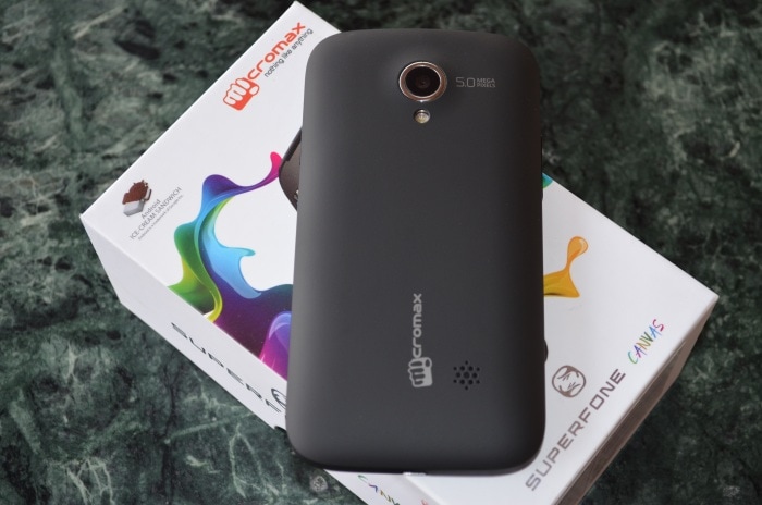 The back panel of the smartphone has a matte-finish. The device feels pretty comfortable between the palms.