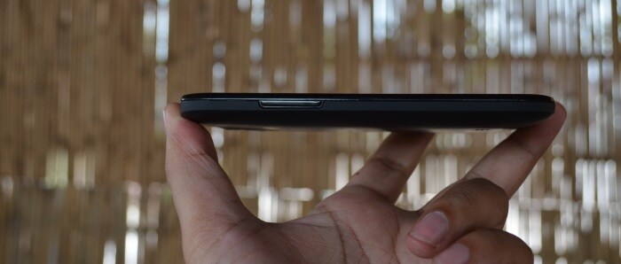 The metallic volume buttons find place on the left of the device.