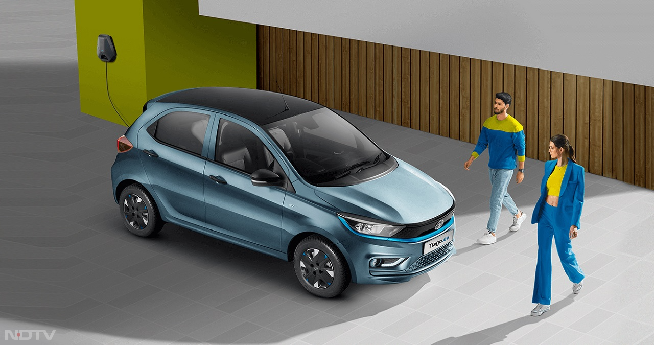 Tata Tiago EV में दो बैटरी पैक 19.2kWh और 24kWh शामिल हैं। सिंगल चार्ज में 250km और 315km तक की रेंज प्रदान कर सकती है। इलेक्ट्रिक हैचबैक 3.3kW और 7.2kW होम चार्जिंग के साथ-साथ डीसी फास्ट चार्जिंग को सपोर्ट करती है। Tata Tiago EV की शुरुआती एक्स शोरूम कीमत 8.69 लाख रुपये है। टाटा मोटर्स के सेविंग्स कैलकुलेटर के मुताबिक, अगर आप डेली 100 किमी कार चलाते हैं और दिल्ली में औसत पेट्रोल की कीमत 96 रुपये प्रति लीटर है तो 5 सालों में Tiago EV के जरिए पेट्रोल कार की तुलना में करीब 9,05,770 रुपये की बचत कर सकते हैं। ध्यान देने वाली बात यह है कि टाटा मोटर्स का यह कैलकुलेटर एक औसत बचत दर्शाता है।