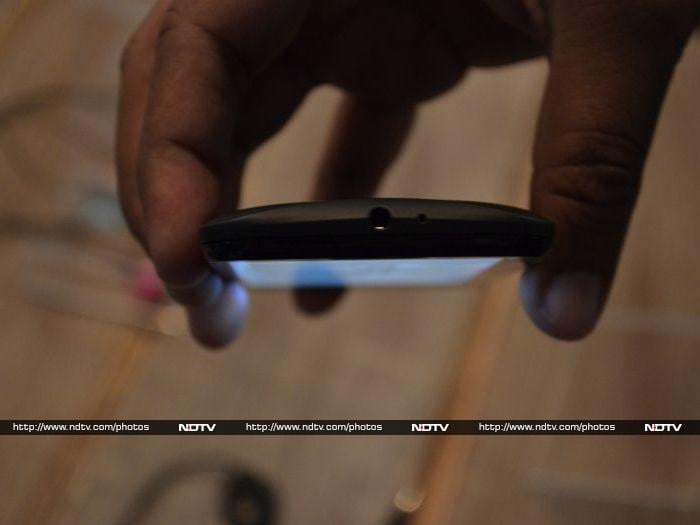 The phone sports a slightly curved design which fits into the palm easily.
<br /> 

<a href="http://gadgets.ndtv.com/mobiles/news/motorola-moto-e-launched-in-india-carrying-a-price-tag-of-rs-6999-523320"> Read more </a>