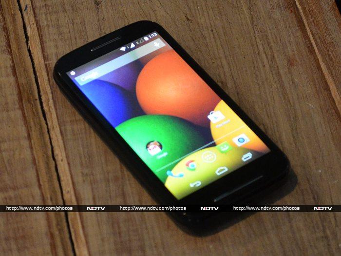 The <a href="http://gadgets.ndtv.com/motorola-moto-e-1595">Moto E</a> has a 4.3-inch display with a qHD (540x960 pixel) resolution, and offers 256ppi pixel density. It also features the Corning Gorilla Glass 3, along with a water-resistant splash guard.