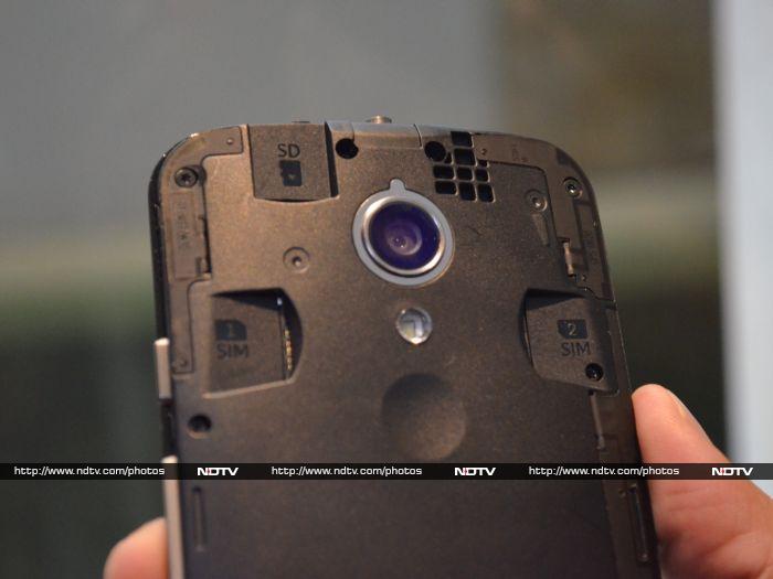 <a href="http://gadgets.ndtv.com/motorola-moto-g-gen-2-1961">Motorola Moto G (Gen 2)</a> has a 2070mAh non removable battery.