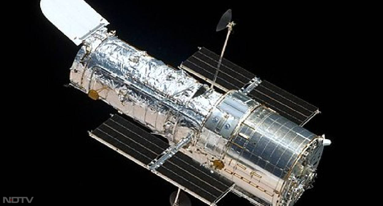 हबल स्‍पेस टेलिस्‍कोप नासा (Nasa) की प्रमुख ऑब्‍जर्वेट्री में से एक है। साल 1990 में इसे लॉन्‍च किया गया था। तभी से इसने ब्रह्मांड में मौजूद ग्रहों, तारों की ऐसी-ऐसी तस्‍वीरें ली हैं, जो आज से पहले कभी देखी नहीं गईं। हबल स्‍पेस टेलिस्‍कोप के विकल्‍प के रूप में नासा और उसकी सहयोगी एजेंसियों ने साल 2021 में जेम्‍स वेब स्‍पेस टेलिस्‍कोप को कक्षा में पहुंचाया था। जेम्‍स वेब ने अपना काम शुरू कर दिया है, हालांकि हबल टेलिस्‍कोप की प्रासंगिकता अब भी बनी हुई है और यह कई साल काम करता रहेगा।