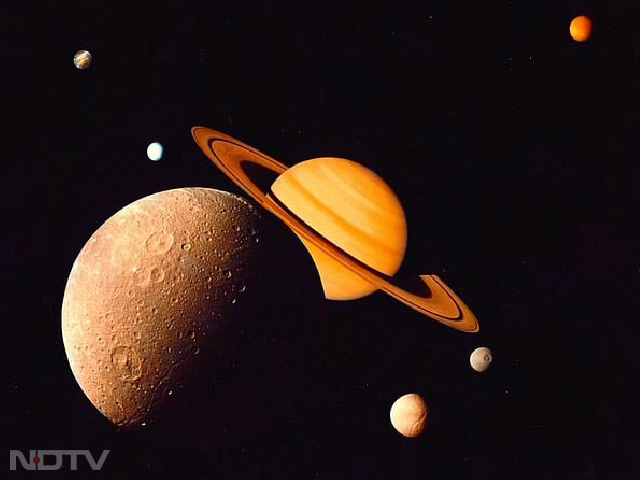 नासा ने साल 1997 में कैसिनी (Cassini) को लॉन्‍च किया था। साल 2004 में कैसिनी, शनि की कक्षा में पहुंचा। तब से इसने यह मापने की कोशिश की है कि यह ग्रह अपने दिन की लेंथ तय करने के लिए कितनी तेजी से घूमता है। कैसिनी स्‍पेसक्राफ्ट में लगे लैंस ने जूम करते हुए यह फोटो कैप्‍चर की।