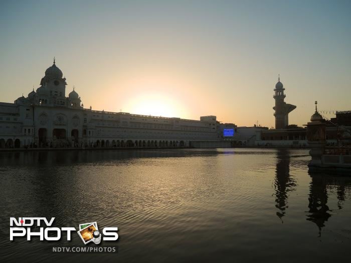 Sample shot clicked with Nikon Coolpix P330 - Sunrise at Golden Temple, Amritsar. Image credit: Gagandeep Singh Sapra