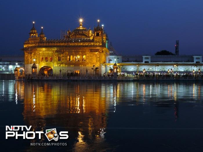 Sample shot clicked with Nikon Coolpix P330 - Night arrives at Golden Temple, Amritsar. Image credit: Gagandeep Singh Sapra