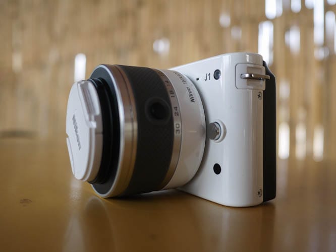 The body of the Nikon J1 looks very stylish and is smartly designed.