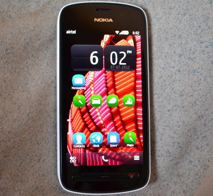 The Nokia 808 PureView has a 4-inch 360x640 display with Gorilla glass. Three buttons sit just below the display (left to right) Call Answer (Green), Menu and Call End/ Power (Red).