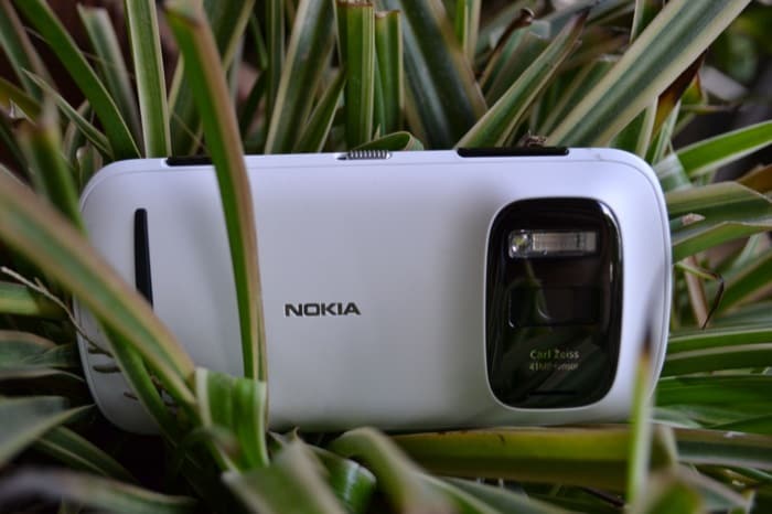 This wild beast sports a 1.3 GHz single-core ARM11 processor, with 512MB RAM and 16GB internal storage.