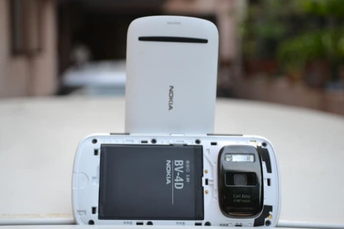 The 1400 mAh Nokia BV-4D powers the smartphone.