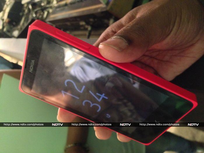 Nokia's Glance screen uses an extremely low-power mode to display a clock and essential alerts even when the screen is otherwise off.