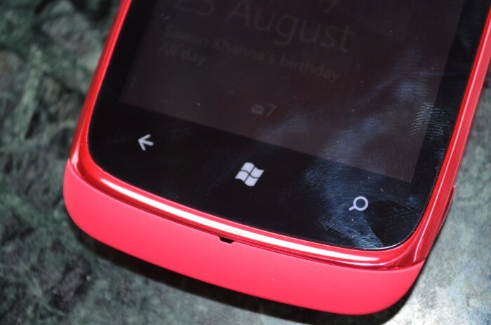 The front sports the trio of capacitive Windows Phone keys that are space out well for single hand use and to avoid accidental button presses.