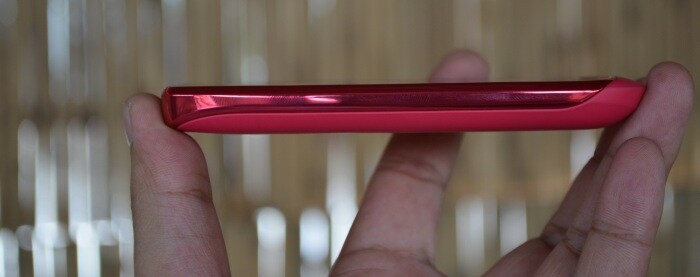 The device has tinted chrome edges sporting a rather bold look. Though the strip running along the edges looks metallic enough, you realize that the phone is very plasticky throughout once you hold it.