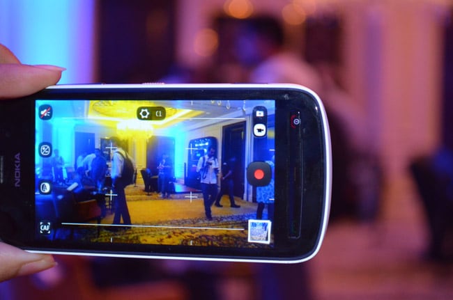 The device supports full HD video recording at 30fps and can zoom upto 6x.