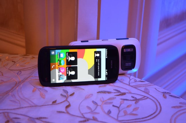 The PureView 808 sports a 4-inch AMOLED display supporting a resolution of 640x360 pixels and curved Gorilla glass.