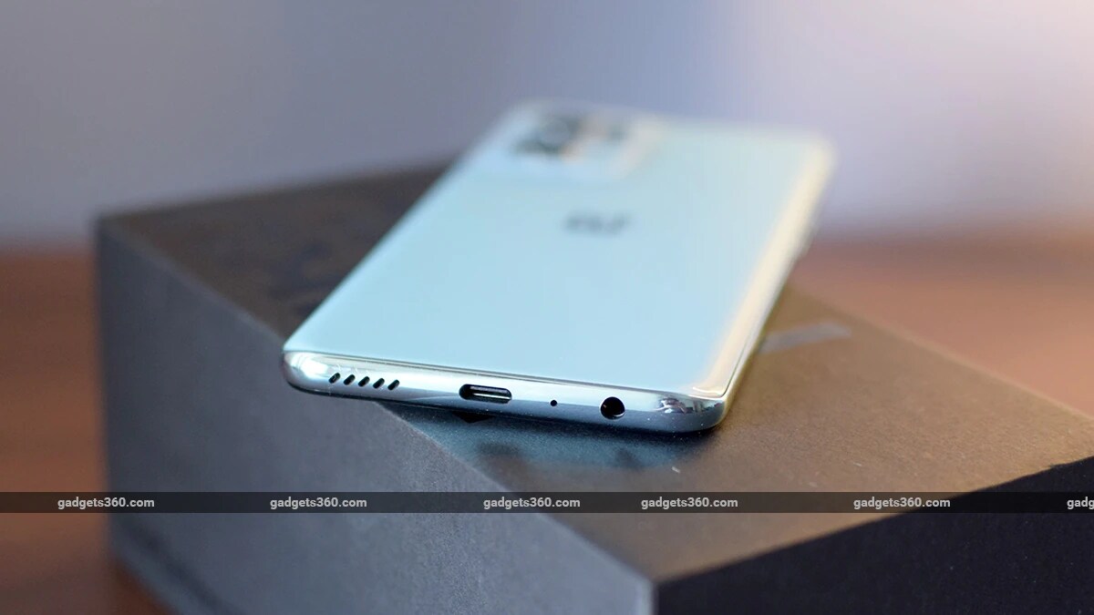 पुराना Nord CE स्मार्टफोन Qualcomm Snapdragon 750G प्रोसेसर से लैस आता है। वहीं, लेटेस्ट Nord CE 2 में MediaTek का Dimensity 900 प्रोसेसर मिलता है, दोनों 64-बिट ऑक्टा-कोर SoC क्रमश: Adreno 619 और Arm Mali-G68 MC4 जीपीयू के साथ जुड़े हैं। नॉर्ड सीई में 12GB तक रैम और 256GB तक स्टोरेज विकल्प मिलते हैं। वहीं, नॉर्ड सीई 2 में 8GB तक रैम और 128GB तक स्टोरेज विकल्प मिलते हैं।