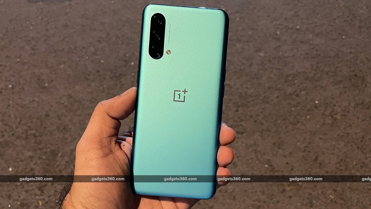 Nord CE और Nord CE 2 स्मार्टफोन 4500mAh की बैटरी से लैस आते हैं। हालांकि चार्जिंग क्षमता में बड़ा अंतर है। पुराने नॉर्ड सीई स्मार्टफोन में 30W Warp चार्ज टेक्नोलॉजी दी गई है, जबकि नए नॉर्ड सीई 2 में 65W फास्ट चार्जिंग टेक्नोलॉजी दी गई है। दोनों ही फोन में Type-C पोर्ट मिलता है। Nord CE में Wi-Fi 802.11, b/g/n, और Bluetooth 5.1 मिलता है। वहीं, लेटेस्ट Nord CE 2 स्मार्टफोन डुअल बैंड Wi-Fi 802.11 a/b/g/n/ac/ax और Bluetooth 5.2 के साथ आता है। दोनों ही फोन में 3.5mm हेडफोन जैक समेत अन्य कनेक्टिविटी ऑप्शन एक समान हैं।