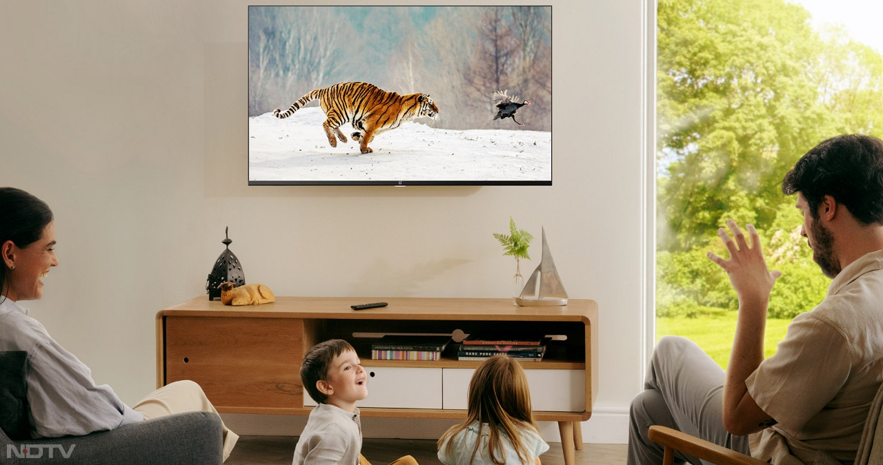 OnePlus Y1S Pro 55 inch Smart TV में 55 इंच की Ultra HD डिस्प्ले दी गई है, जिसका रेजोल्यूशन 3840 x 2160 पिक्सल और रिफ्रेश रेट 60Hz है। टीवी 24W साउंड आउटपुट प्रदान करता है।