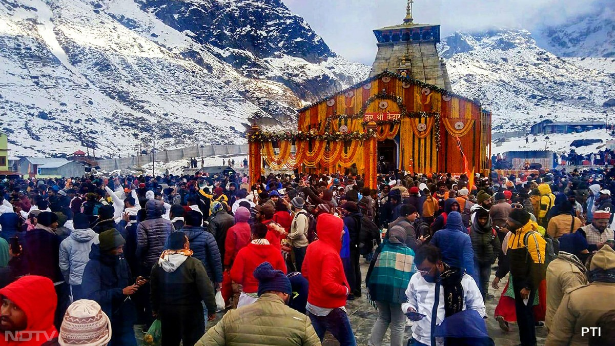 बता दें कि केदारनाथ मंदिर चार धाम यात्रा का सबसे दूरस्थ तीर्थ स्थान है और मंगलवार को इसके कपाट भक्तों के लिए फिर से खोल दिए गए।