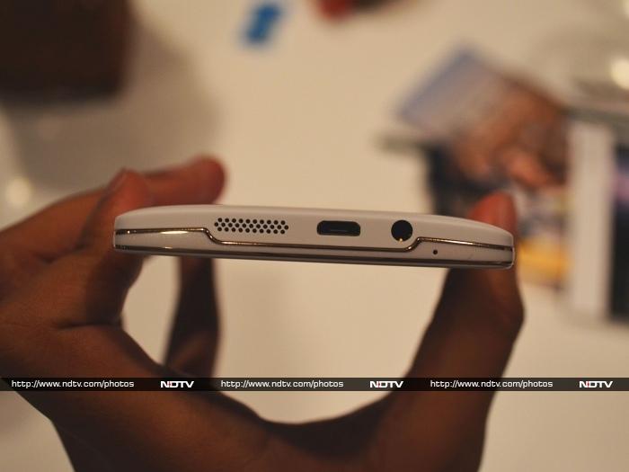 The bottom side of <a href="http://gadgets.ndtv.com/oppo-n1-mini-1641">Oppo N1 Mini</a>
 includes a speaker, Micro-USB port, a headphone jack and a microphone.