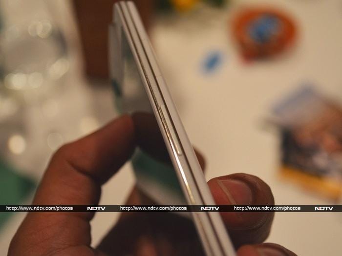 The volume buttons are placed on the right-side of the <a href="http://gadgets.ndtv.com/oppo-n1-mini-1641">Oppo N1 Mini</a>.