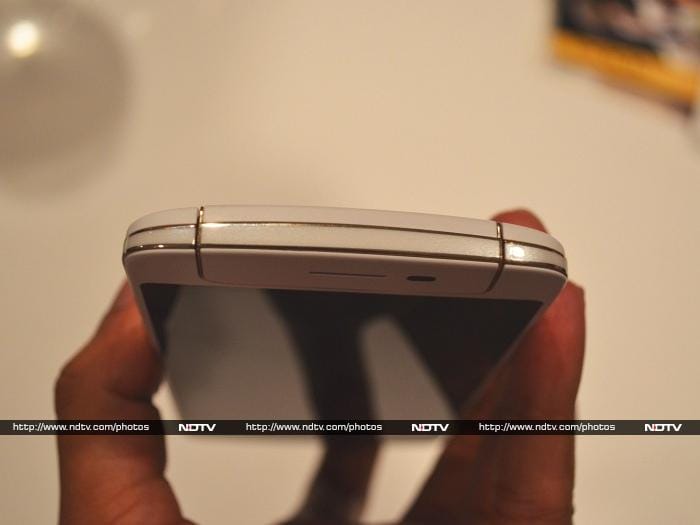 Top side of the <a href="http://gadgets.ndtv.com/oppo-n1-mini-1641">Oppo N1 Mini</a> is devoid of any buttons.