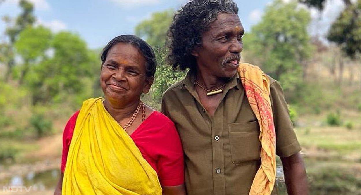 'द एलिफेंट व्हिस्परर्स' दक्षिण भारत पर बेस्‍ड हैं, जो बोमन और बेली की जिंदगी को दर्शाती है। ये दंपती मिलकर रघु नाम के एक छोटे हाथी की देखभाल करते हैं। वह हाथी अपने परिवार में अकेला है। ऐसी कहानी का ऑस्‍कर जीतना वाकई में गौरवान्वित करने वाला है। फ‍िल्‍म की निर्माता गुनीत और कार्तिकी ने ऑस्‍कर अवॉर्ड को स्‍वीकार करते हुए अवॉर्ड को अपने देश और फैमिली को समर्पित किया। मंच पर उनकी खुशी देखते ही बन रही थी।