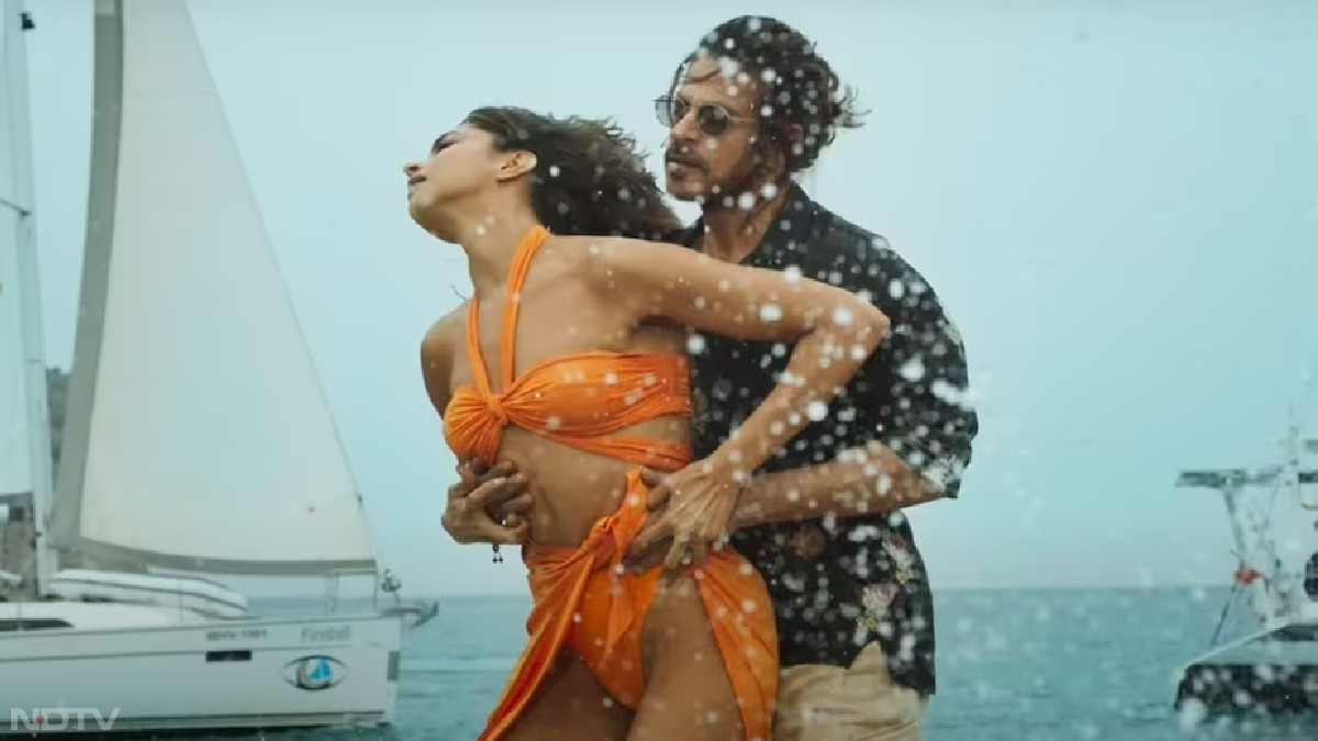 पठान ने बॉक्&zwj;स ऑफ&zwj;िस पर तेज शुरुआत की थी और 100 व 200 करोड़ कमाई का आंकड़ा कुछ ही दिनों में पार कर लिया था। पठान ने अपनी रिलीज के 22वें दिन भारत में 500 करोड़ रुपये की कमाई का आंकड़ा पार करके रिकॉर्ड बनाया था। इसके बाद से ही फ&zwj;िल्&zwj;म के कलेक्&zwj;शन में वो रफ्तार नहीं देखी गई। ग्&zwj;लोबल बॉक्&zwj;स ऑफ&zwj;िस पर भी फ&zwj;िल्&zwj;म सुपरहिट रही है और अबतक 1020 करोड़ से ज्&zwj;यादा का कलेक्&zwj;शन कर चुकी है। मेकर्स ने भारत में फ&zwj;िल्&zwj;म के टिकट 110 रुपये में ऑफर किए, उससे भी दर्शक सिनेमाघरों तक पहुंचे। हालांकि अब पठान का कलेक्&zwj;शन सुस्&zwj;त हो चला है। तस्&zwj;वीरें, यशराज फ&zwj;िल्&zwj;म्&zwj;स की ऑनलाइन गैलरी से।