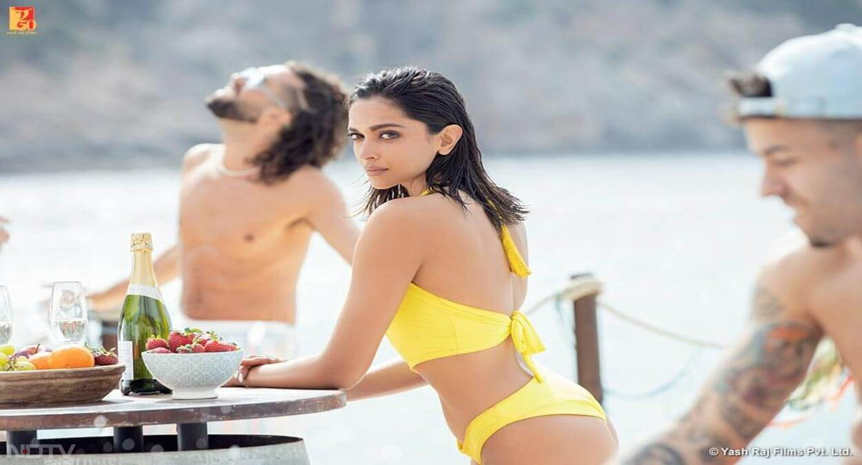 यशराज फ‍िल्‍म्‍स ने पठान फ‍िल्‍म के एक टिकट पर एक टिकट फ्री मिलने का ऐलान किया है। यह उन लोगों के लिए बेहतरीन हो सकता है, जिन्‍होंने अबतक फ‍िल्‍म नहीं देखी है और इस हफ्ते परिवार के साथ सिनेमाघरों का रुख करने की योजना बना रहे हैं। ऑफर को http://bookmy.show/Pathaan से हासिल किया जा सकता है। कस्‍टमर को ट्रांजैक्शन में कम से कम 2 टिकट खरीदने होंगे। प्रत्‍येक ट्रांजैक्‍शन पर अधिकतम डिस्‍काउंट 1 हजार रुपये तक सीमित है। तस्‍वीरें, यशराज फ‍िल्‍म्‍स की ऑनलाइन गैलरी से।
