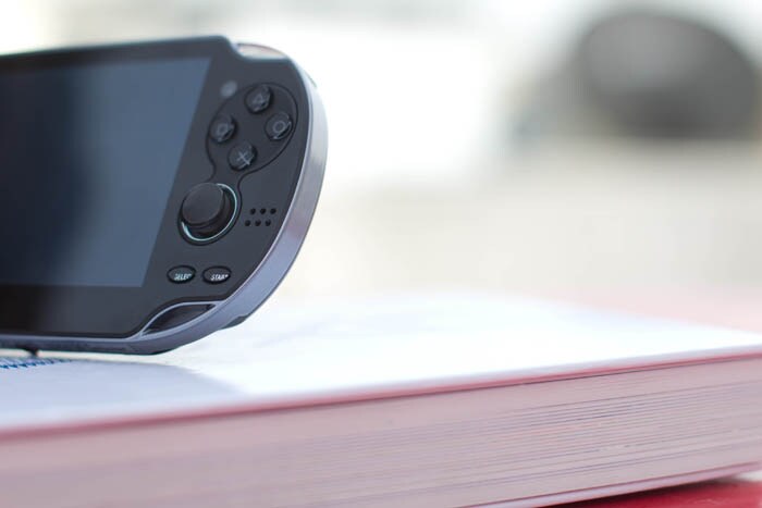 The right side houses the classic PS buttons and the secondary analog stick coupled with the Start and Select buttons.